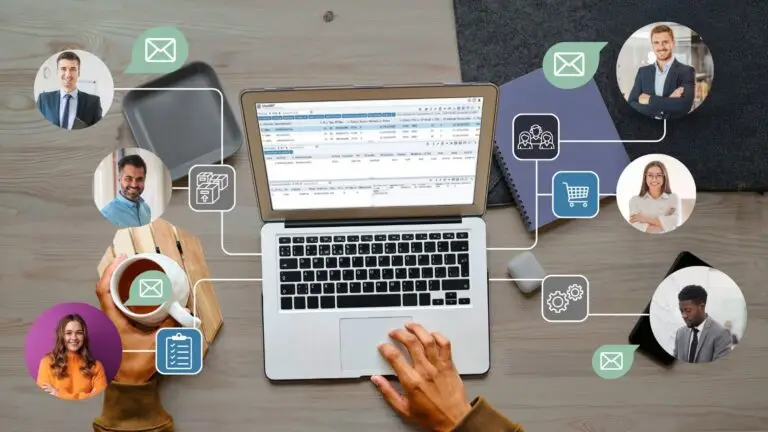 Computadora mostrando la interfaz de KwARP, conectando varios profesionales de diferentes áreas con un mismo software